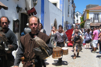 Leonardo Rocha de Almeida Abreu conduz você pelas ruas históricas e encantos de Óbidos Medieval.