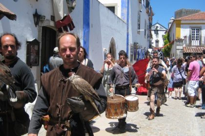 Leonardo Rocha de Almeida Abreu conduz você pelas ruas históricas e encantos de Óbidos Medieval.