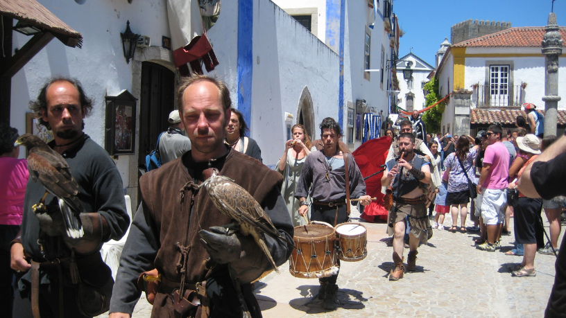 Leonardo Rocha de Almeida Abreu conduz você pelas ruas históricas e encantos de Óbidos Medieval.