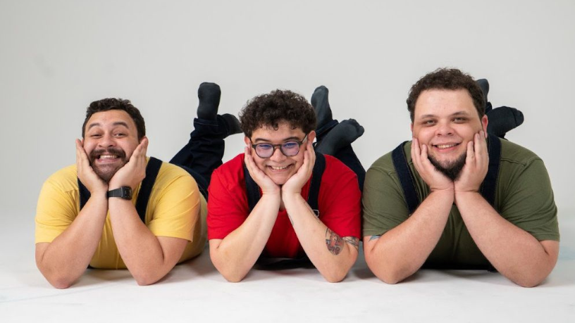 Humor garantido com Non Stop: o grupo “Os Três Porquinhos” anima o Rio com espetáculo interativo.