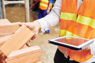 O desempenho dos materiais de construção impacta diretamente a percepção de qualidade do empreendimento, explica Elmar Juan Passos Varjão Bomfim.