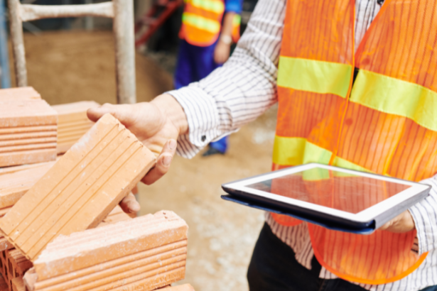 O desempenho dos materiais de construção impacta diretamente a percepção de qualidade do empreendimento, explica Elmar Juan Passos Varjão Bomfim.