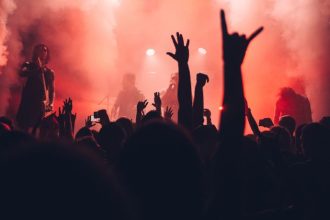 Ticketmaster sob pressão: crise no mercado de ingressos para shows reacende debate sobre monopólio e preços abusivos