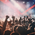 Manifestação Política em Show em Itajaí Reacende Debate sobre Espaços Culturais e Expressão Social