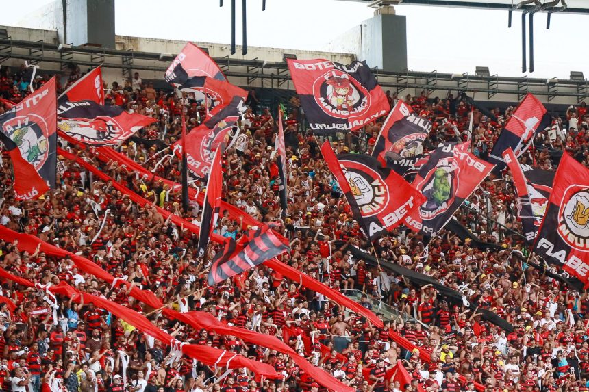 Torcida do Flamengo agita bandeiras nas arquibancadas do Maracanã, no Rio de Janeiro.