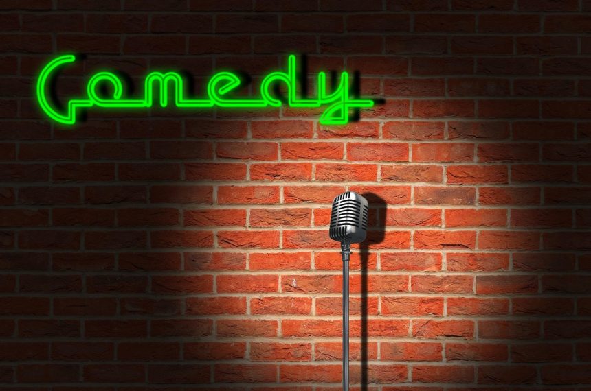 Palco de clube de comédia com microfone, iluminação neon e ambiente de apresentação de stand-up
